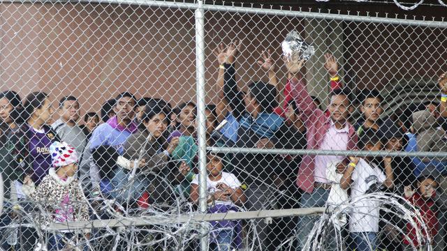 Des migrants dans un centre de détention à la frontière entre les Etats-Unis et le Mexique, à El Paso, au Texas. [AP Photo - Cedar Attanasio]