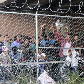 Des migrants dans un centre de détention à la frontière entre les Etats-Unis et le Mexique, à El Paso, au Texas. [AP Photo - Cedar Attanasio]