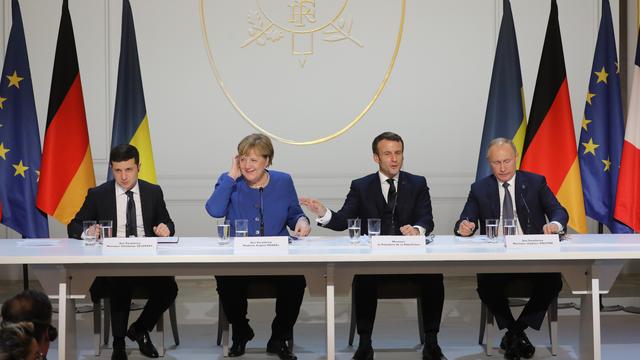 Le président ukrainien Volodymyr Zelensky (à g.) et son homologue russe Vladimir Poutine (à d.) étaient supervisés par les dirigeants allemand et français. [Ludovic Marin / Pool / AFP]