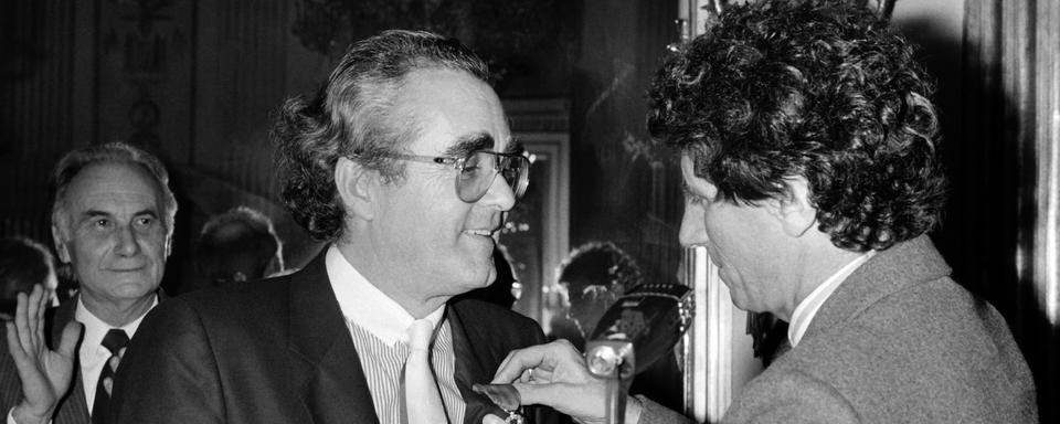 Jack Lang, ministre de la culture, remet la médaille de la Légion d'honneur à Michel Legrand le 13 novembre 1984. [KEYSTONE/RUE DES ARCHIVES/AGIP]