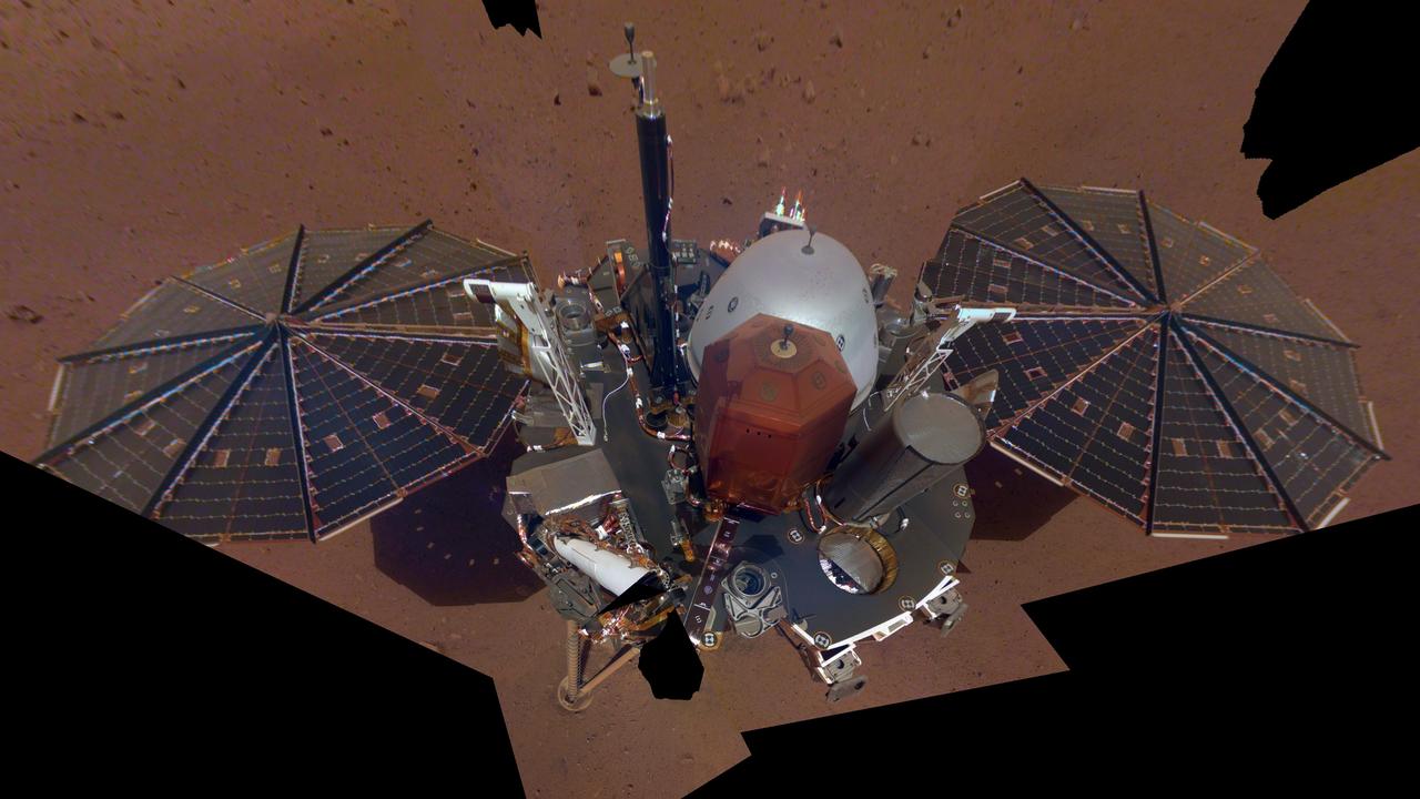 InSight prend son premier autoportrait sur Mars. Sur son dos, des instruments scientifiques notamment pour étudier la météo. [NASA/JPL-Caltech]