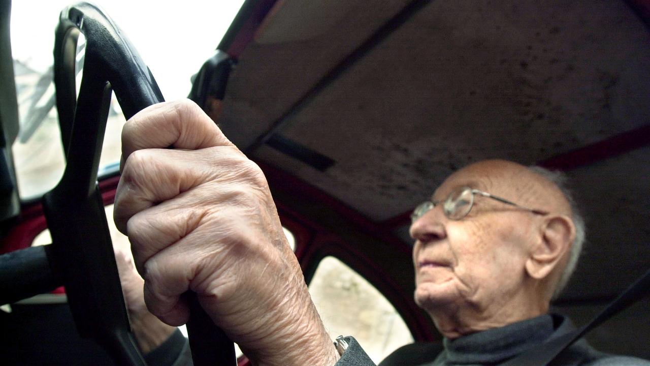 Inciter les seniors à déposer leur permis de conduire passe par des incitations à prendre les transports publics [AFP - Mychele Daniau]