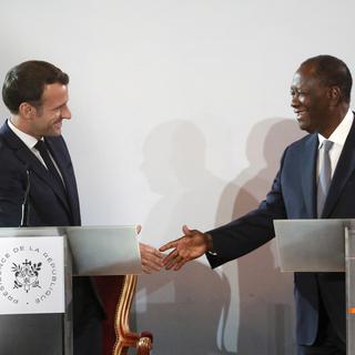 Emmanuel Macron acte la fin du franc CFA en Côte d'Ivoire en présence du président Alassane Ouattara. [EPA/Keystone - Legnan Koula]