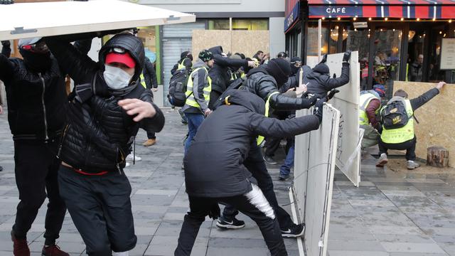 Des manifestants ici photographiés lors d'une journée de mobilisation des "gilets jaunes", le 2 février 2019, à Paris. [REUTERS - Philippe Wojazer]