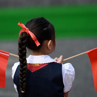 Une enfant vietnamienne avec les drapeaux chinois et vietnamien. [Reuters - Hoang Dinh Nam]