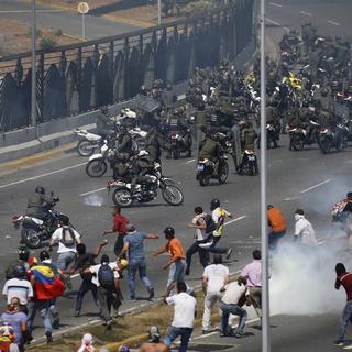 Affrontements entre partisans de Juan Guaido et la garde nationale à Caracas, mardi 30.04.2019. [AP/Keystone - Fernando Llano]