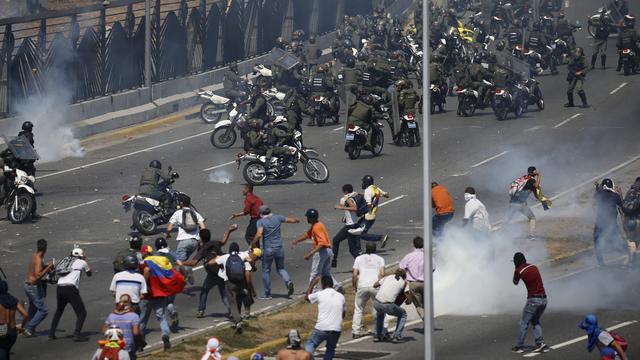 Affrontements entre partisans de Juan Guaido et la garde nationale à Caracas, mardi 30.04.2019. [AP/Keystone - Fernando Llano]