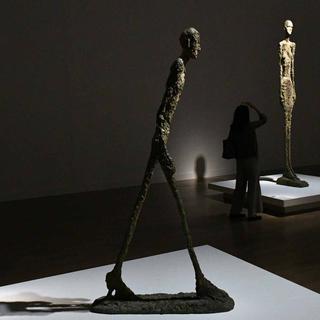 "L'homme qui marche I" d'Alberto Giacometti. [Keystone - Franck Robichon]