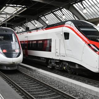 Les CFF et leurs partenaires européens, l'allemand Deutsche Bahn (DB), le français SNCF et l'italien Trenitalia ont présenté leurs nouveaux trains à Zurich. [Keystone - Walter Bieri]