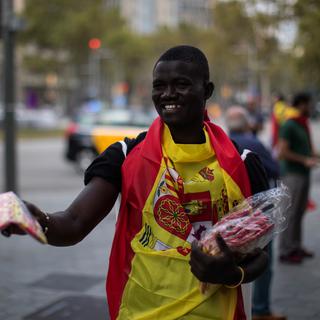 Les vendeurs ambulants agacent les commerçants catalans. [Reuters - Juan Medina]