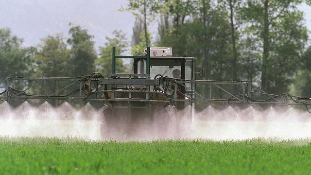 Alors que les ventes sont en baisse, faut-il encore interdire les pesticides? [Keystone - Arno Balzarini]