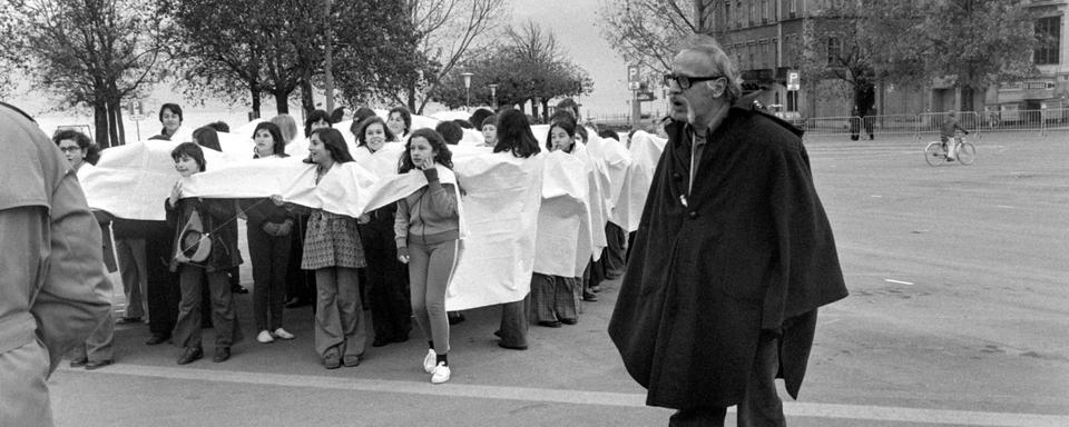 Le metteur en scène de la Fête des Vignerons 1977 Charles Apothéloz en répétition à Vevey. [Keystone - Str]