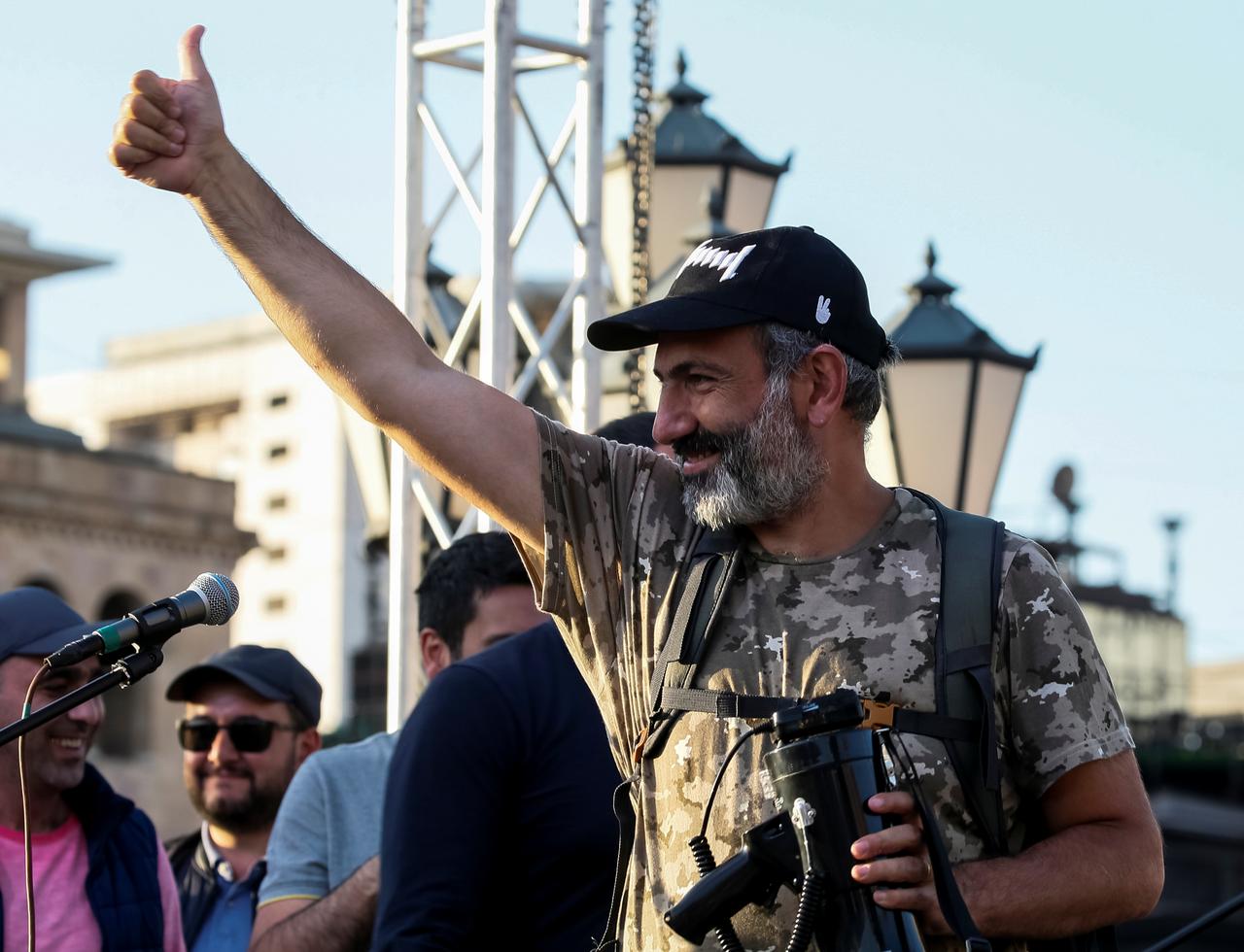 Le chef de l'opposition Nikol Pachinian devant ses supporters lors d'une manifestation à Erevan, en Arménie, le 2 mai 2018. [Reuters - Gleb Garanich]