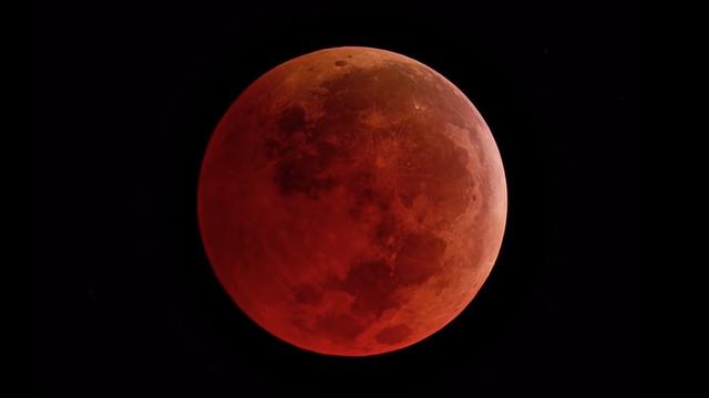 Durant une éclipse totale, la Lune prend une couleur rouge-orangé. [NASA]