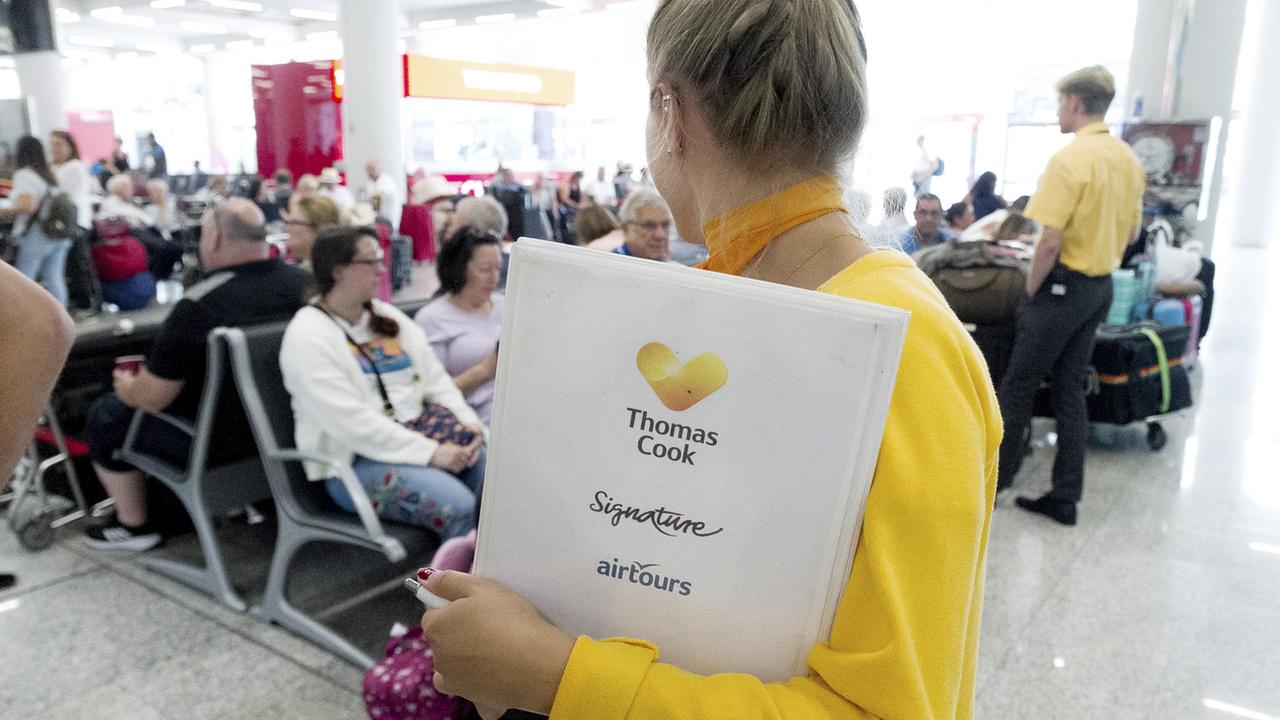 Des passagers britanniques reçoivent des informations à l'aéroport de Palma de Majorque après la faillite du voyagiste Thomas Cook. [AP Photo - Francisco Ubilla]