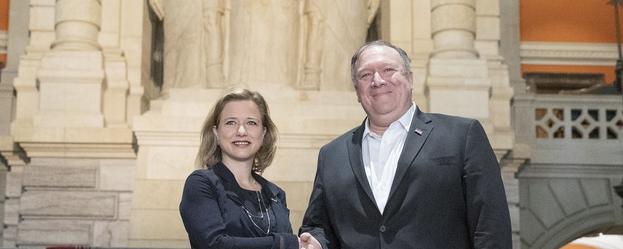 La conseillère nationale Christa Markwalder (PLR/BE) a fait visiter le Palais fédéral au secrétaire d'Etat américain Mike Pompeo. [Keystone - Peter Klaunzer]