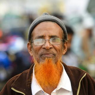 La barbe orange est devenue une tendance mode très répandue dans les rues de Dacca, la capitale du Bangladesh. [AFP - Munir Uz Zaman]