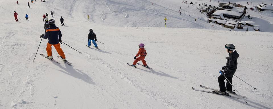 Des skieurs sur les pistes du domaine de Villars, dans les Alpes vaudoises. [Keystone - Jean-Christophe Bott]