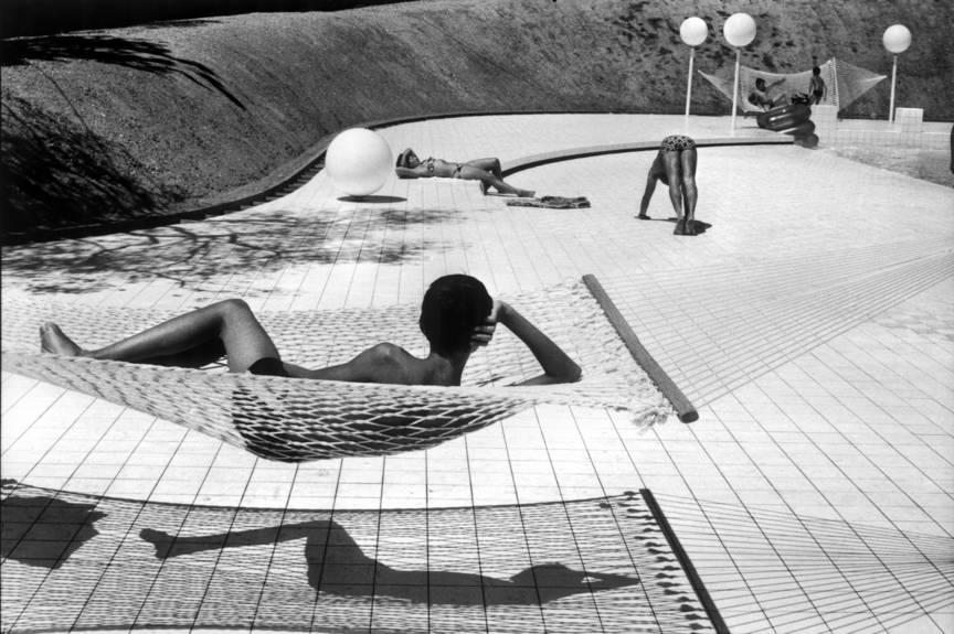 Martine Franck, Piscine conçue par Alain Capeillères, Le Brusc, été 1976 [Magnum Photos - © Martine Franck]