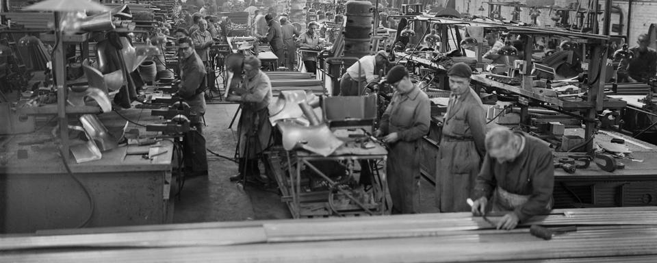 Des travailleurs dans une usine en 1945. [AFP]