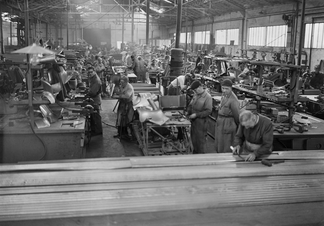 Des travailleurs dans une usine en 1945. [AFP]