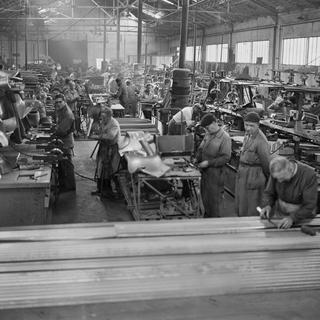 Des travailleurs dans une usine en 1945. [AFP]
