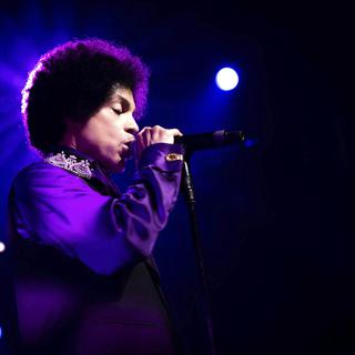 Le chanteur américain Prince sur la scène du Montreux Jazz Festival en juillet 2013. [Keystone - Marc Ducret/FFJM]