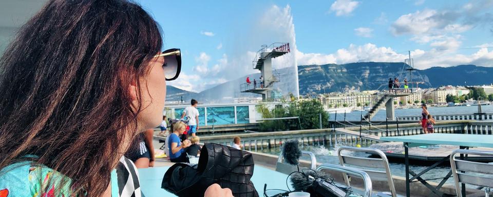 Marie Agnès Gillot avec le jet d'eau de Genève. [RTS - Karine Vasarino]