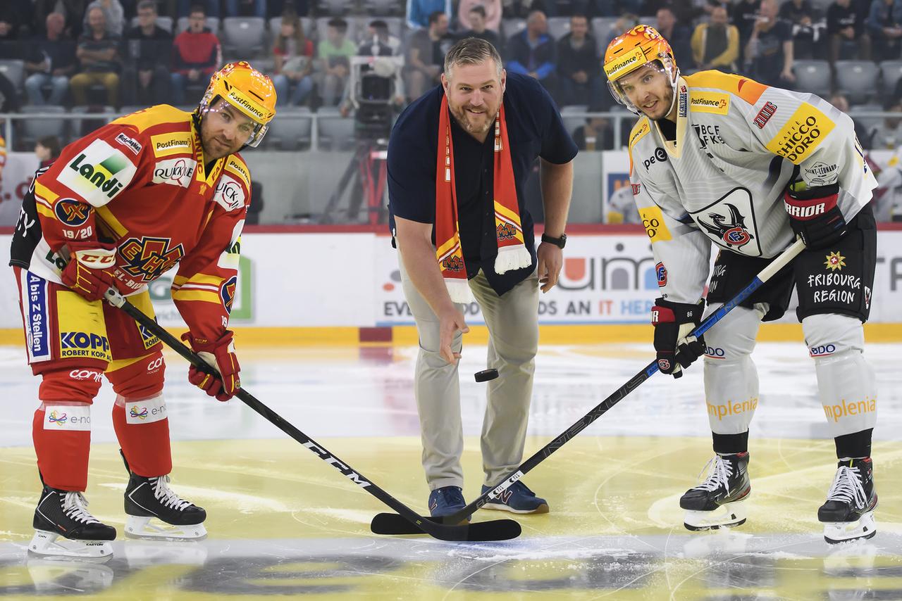 Vainqueur de la récente Fête fédérale de lutte, Christian Stucki a donné le coup d'envoi de la rencontre. [KEYSTONE - Anthony Anex]