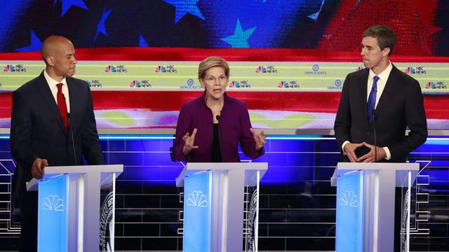 Elizabeth Warren, entre Cory Booker (g.) et Beto O'Rourke (d.), lors du premier débat des candidats démocrates. [Keystone/AP Photo - Wilfredo Lee]