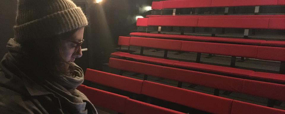 Marina Rollman dans la salle du théâtre du Marais. [RTS - Karine Vasarino]