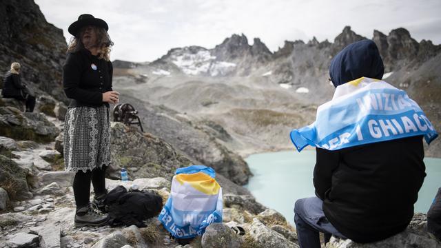 Des activistes aux "funérailles" du glacier Pizol (SG) en septembre 2019. [Keystone - Gian Ehrenzeller]