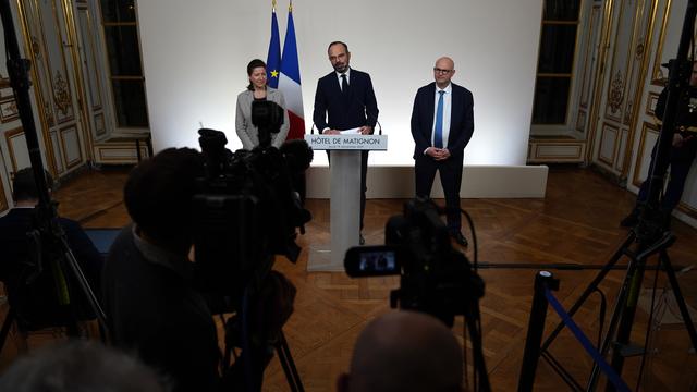 Le Premier ministre français Edouard Philippe, entouré de la ministre de la Santé et du secrétaire d'Etat en charge des retraites, lors d'un point de presse à Matignon, le 19 décembre 2019. [AFP - Martin Bureau]