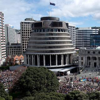 Les Néo-Zélandais manifestent devant les bâtiments du Parlement lors d'une marche de protestation contre la grève climatique, le 27 septembre 2019. [AFP - MartyMelville]