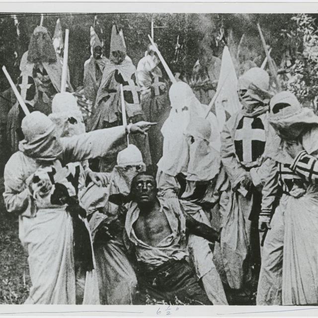 Membres du Ku Klux Klan entourant l'esclave affranchi Gus (joué par l'acteur blanc Walter Long) dans une scène de "Naissance d'une nation" ("The Birth of a Nation"), réalisé en 1915 par D. W. Griffith.