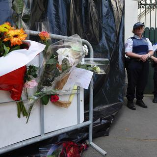 Des fleurs laissées devant la maison où la famille de Xavier Dupont de Ligonnès a été assassinée. [EPA/Keystone - Frederic Girou]