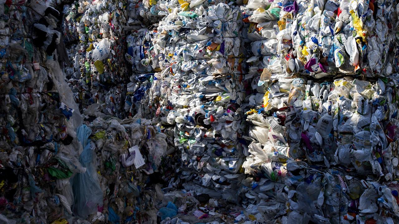 Des déchets en plastique, photographiés en Suisse alémanique. [Keystone - Alexandra Wey]