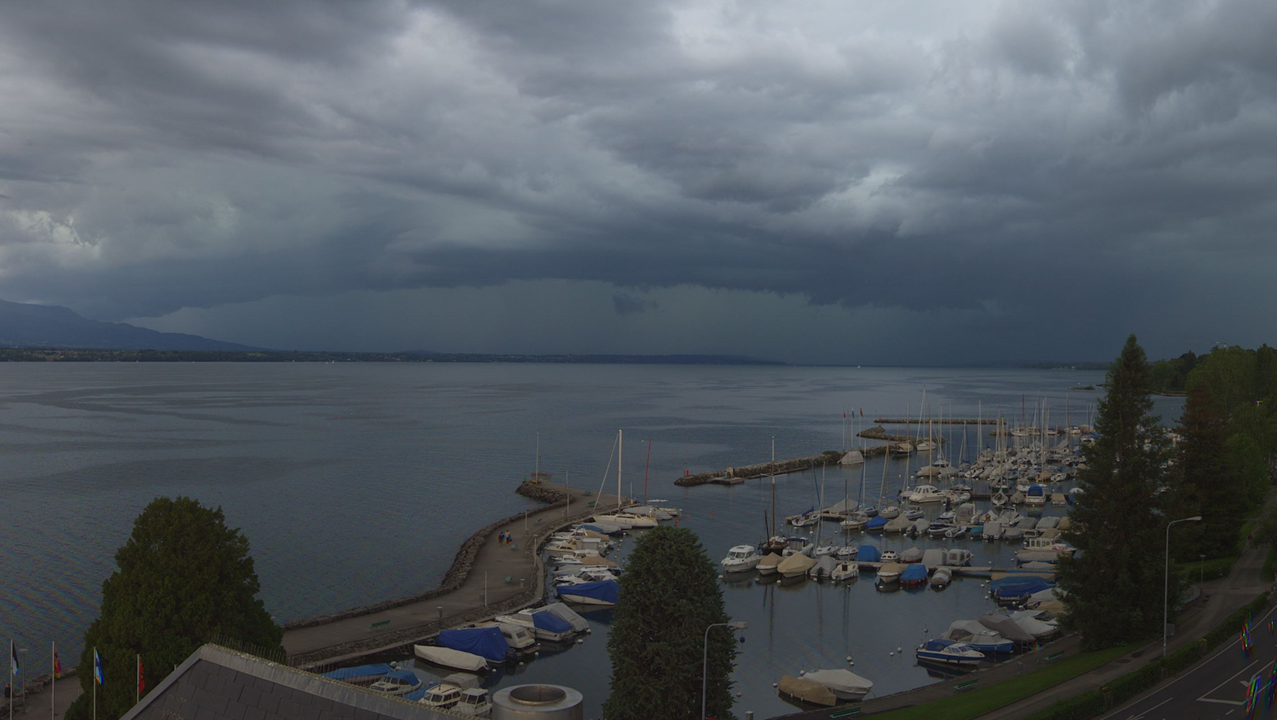 Front de rafales et arcus devant Nyon le 15 juin 2019 [Roundshot.com]