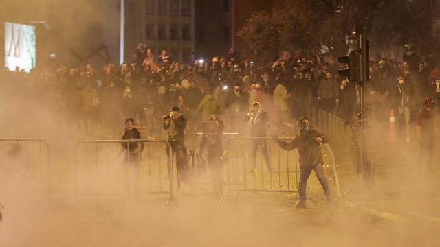 La police a fait usage des gaz lacrymogène et de balles en caoutchouc contre les manifestants dans le centre-ville de Beyrouth, le soir du 14 décembre 2019. [AFP - Anwar Amro]