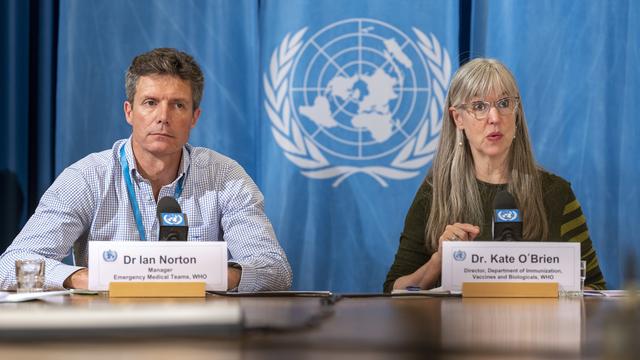 Ian Norton et Kate O'Brien de l'OMS devant la presse à Genève, 27.11.2019 [Keystone - Martial Trezzini]