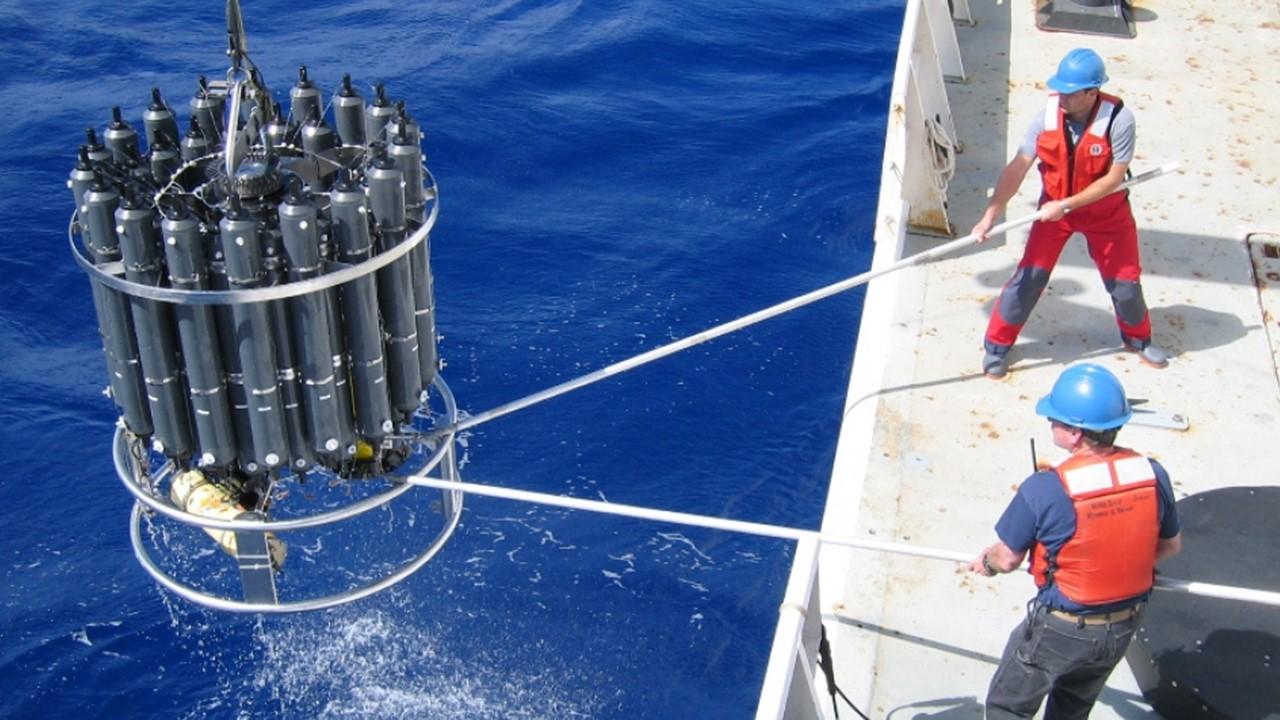 Prélèvement d'échantillons marins depuis un navire de recherche [ETHZ - Nicolas Gruber]