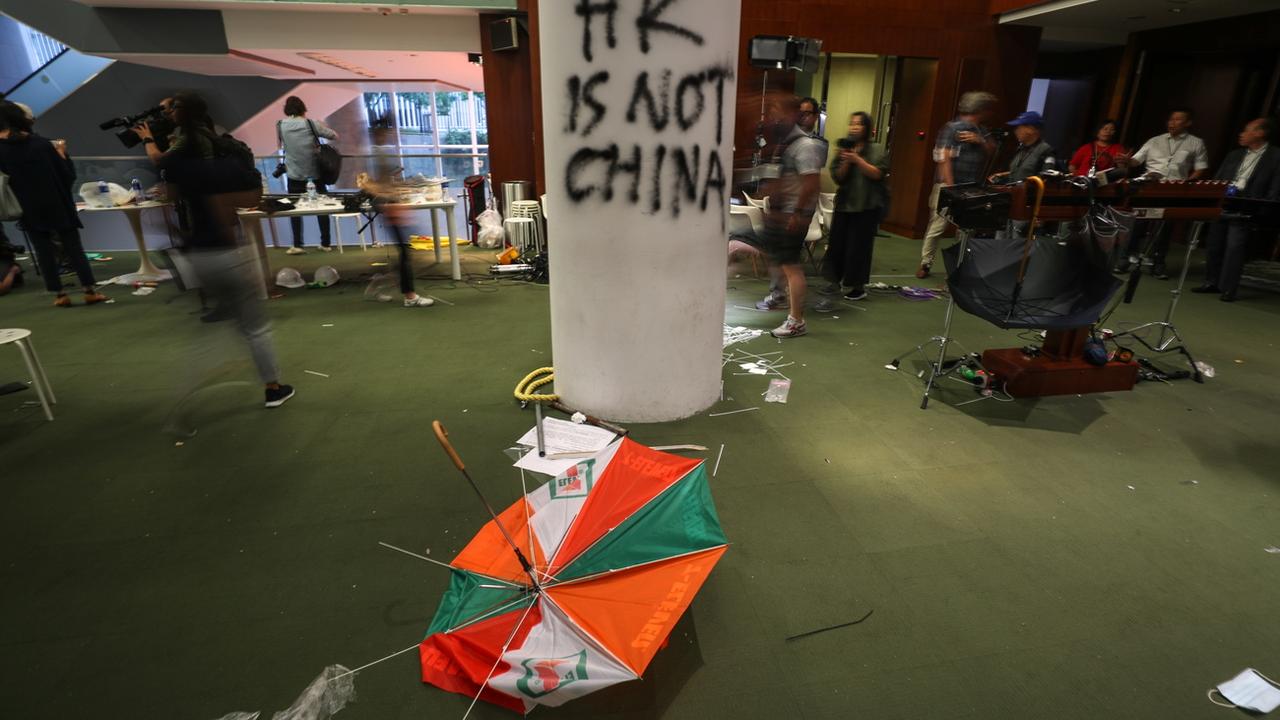 Des contestataires ont saccagé le Parlement à Hong Kong. [Keystone - Ritchie B. Tongo]