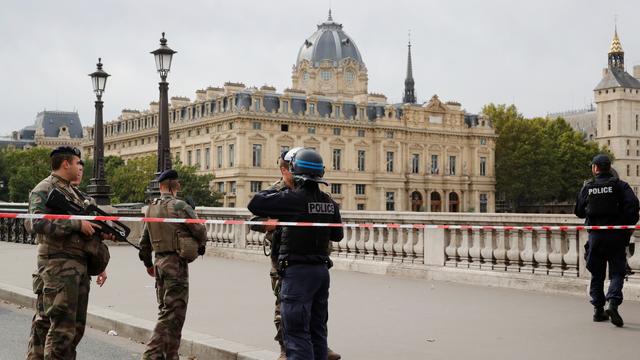 Un homme a agressé à l'arme blanche des policiers à la préfecture de police de Paris. [Reuters - Philippe Wojazer]