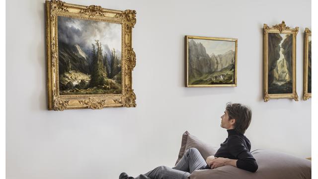 Un spectateur au Musée d'art du Valais. [Musées cantonaux du Valais - O. Lovey]