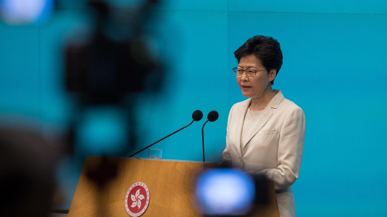 La cheffe de l'exécutif de Hong Kong a présenté mardi ses "sincères excuses". [Keystone/EPA - Jérôme Favre]