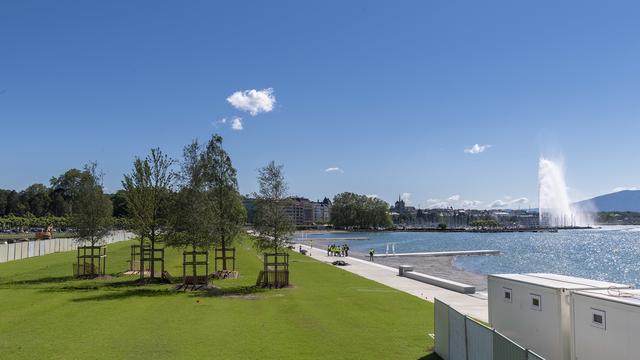 La plage publique des Eaux-Vives en chantier. [Keystone - Martial Trezzini]