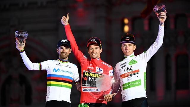 Primoz Roglic (au centre) devance Alejandro Valverde (à gauche) et Tadej Pogacar sur le podium.