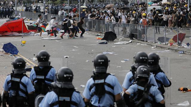 Face-à-face entre policiers et manifestants, ce 12 juin 2019 à Hong Kong. [AP Photo - Vincent Yu]