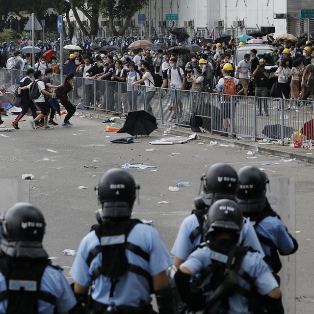 Face-à-face entre policiers et manifestants, ce 12 juin 2019 à Hong Kong. [AP Photo - Vincent Yu]