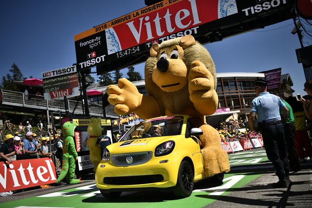 Une voiture de La Caravane franchit la ligne d'arrivée lors de la 105e édition du Tour de France, en 2018. [AFP - Marco BERTORELLO]